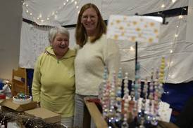 Adventsmarkt 2025 – 2 Personen in einem Stand lachen Richtung Kamera Adventsmarkt 2025 – 2 Personen in einem Stand lachen Richtung Kamera