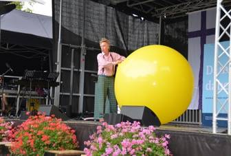 Clown Tilo Schoppe begeisterte bei der Festfeier die Besucherinnen und Besucher mit seiner Zaubershow.