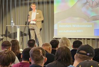 Tilmann Schamal, Bereichsleiter des BBW Waiblingen, begrüßt die neuen Auszubildenden