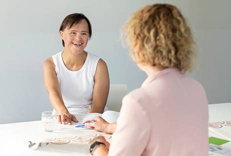 Zwei Personen sitzen sich an einem Tisch gegenüber und befinden sich im Beratungsgespräch. Zwei Personen sitzen sich an einem Tisch gegenüber und befinden sich im Beratungsgespräch.