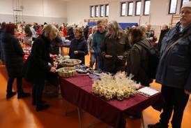 Adventsmarkt 2025 – Zahlreiche Besucher*innen und Verkaufstische mit vielfältigen Angeboten in der Turnhalle Adventsmarkt 2025 – Zahlreiche Besucher*innen und Verkaufstische mit vielfältigen Angeboten in der Turnhalle