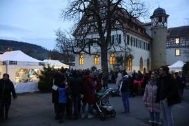 Adventsmarkt 2025 – Schlosshof und Schlosskapelle in der Dämmerung Adventsmarkt 2025 – Schlosshof und Schlosskapelle in der Dämmerung