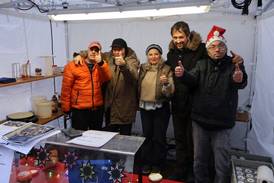 Adventsmarkt 2025 – 5 Personen stehen in einem Stand, zeigen mit den Daumen nach oben und lachen Richtung Kamera. Adventsmarkt 2025 – 5 Personen stehen in einem Stand, zeigen mit den Daumen nach oben und lachen Richtung Kamera.