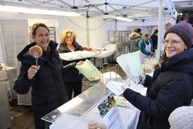 Adventsmarkt 2025 – Verkauf von frischen Berlinern Adventsmarkt 2025 – Verkauf von frischen Berlinern