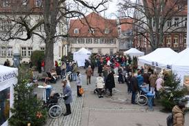 Adventsmarkt Diakonie Stetten 2025 – Schlosshof mit Ständen und Besucher*innen im Tageslicht. Adventsmarkt Diakonie Stetten 2025 – Schlosshof mit Ständen und Besucher*innen im Tageslicht.