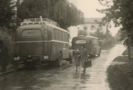 Graue Busse und Personen Graue Busse und Personen