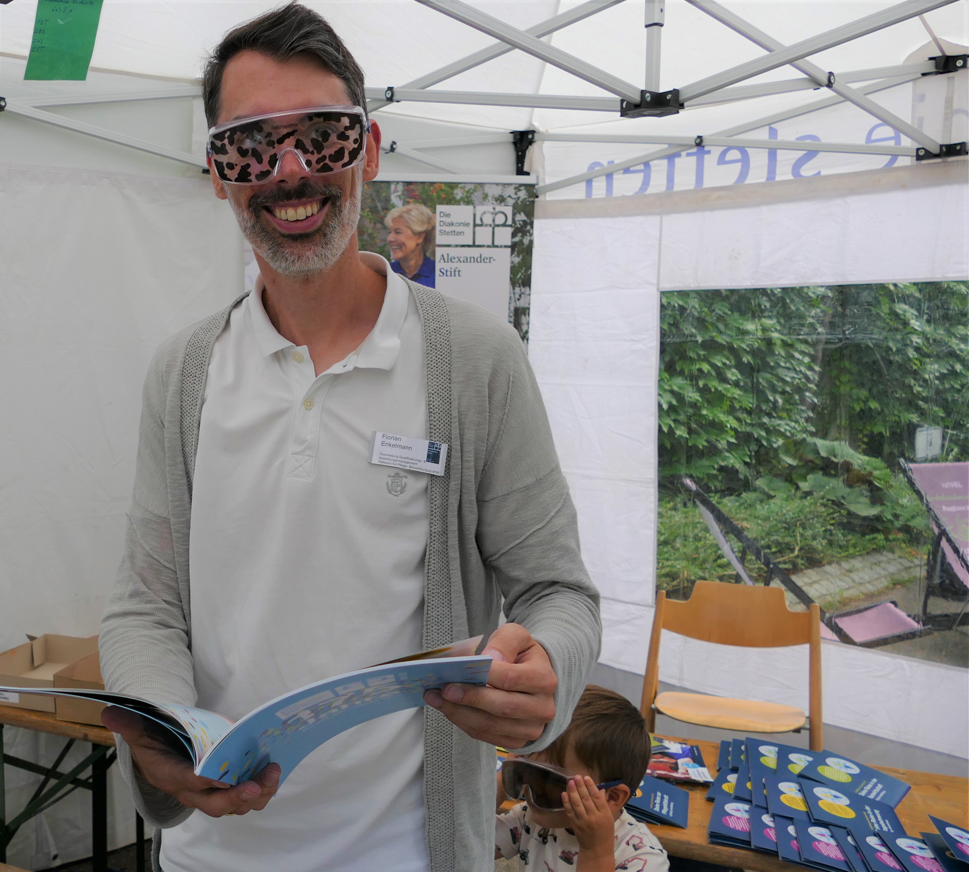  1 Berater mit Brille lacht in die Kamera